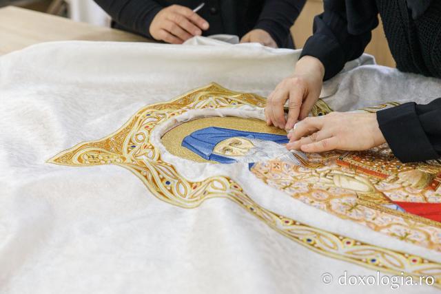 Veșminte brodate pentru Sfinții Cuvioși Petroniu de la Prodromu și Dionisie de la Colciu / Foto: pr. Silviu Cluci Veșminte brodate pentru Sfinții Cuvioși Petroniu de la Prodromu și Dionisie de la Colciu