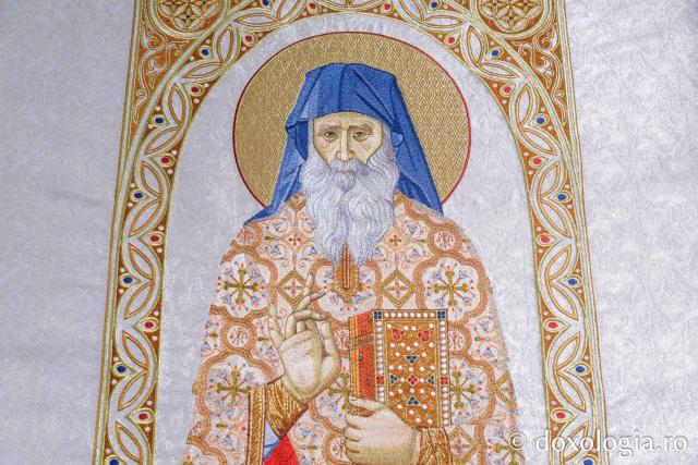 Veșminte brodate pentru Sfinții Cuvioși Petroniu de la Prodromu și Dionisie de la Colciu / Foto: pr. Silviu Cluci Veșminte brodate pentru Sfinții Cuvioși Petroniu de la Prodromu și Dionisie de la Colciu