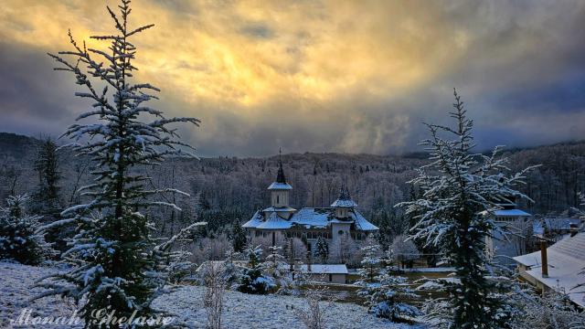 (Foto) Văl de nea peste Mănăstirea Sihăstria – 19 noiembrie 2025