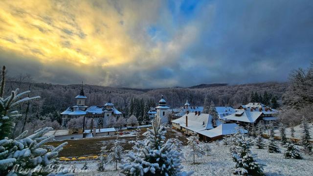 (Foto) Văl de nea peste Mănăstirea Sihăstria – 19 noiembrie 2025