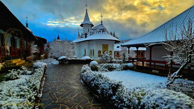 (Foto) Văl de nea peste Mănăstirea Sihăstria – 19 noiembrie 2025