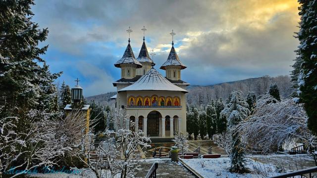 (Foto) Văl de nea peste Mănăstirea Sihăstria – 19 noiembrie 2025