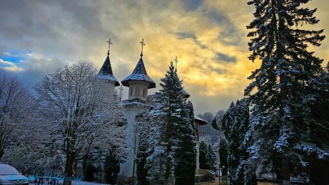 (Foto) Văl de nea peste Mănăstirea Sihăstria – 19 noiembrie 2025