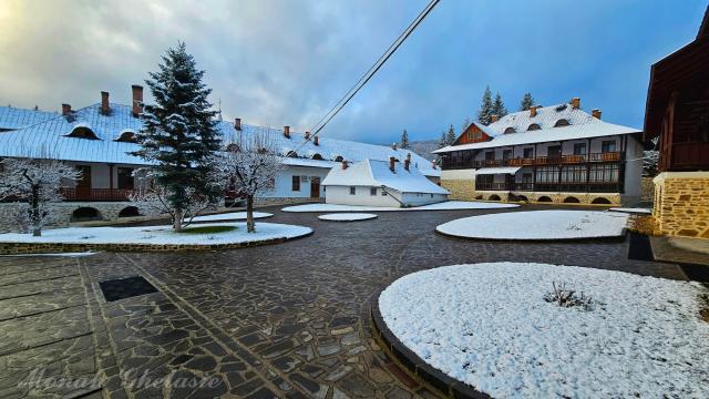 (Foto) Văl de nea peste Mănăstirea Sihăstria – 19 noiembrie 2025