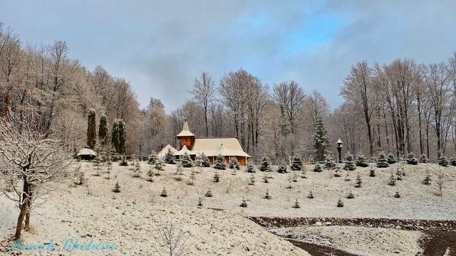 (Foto) Văl de nea peste Mănăstirea Sihăstria – 19 noiembrie 2025