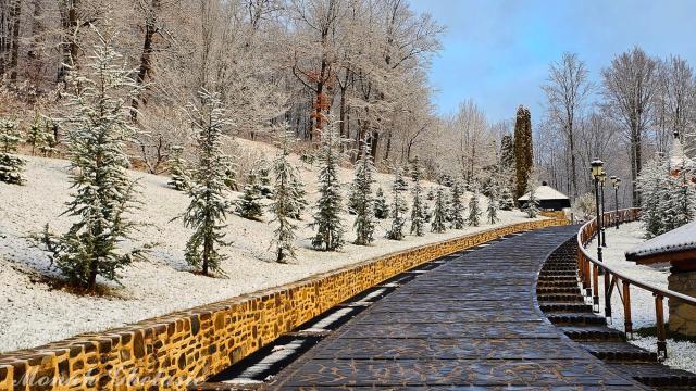 (Foto) Văl de nea peste Mănăstirea Sihăstria – 19 noiembrie 2025