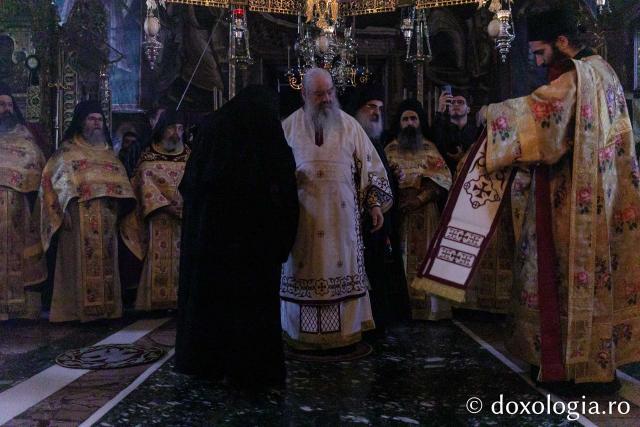 Liturghie la Mănăstirea Vatoped la prăznuirea Sfântului Cuvios Dionisie de la Colciu
