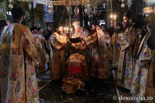 Liturghie la Mănăstirea Vatoped la prăznuirea Sfântului Cuvios Dionisie de la Colciu