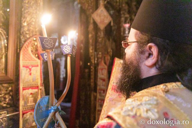 Liturghie la Mănăstirea Vatoped la prăznuirea Sfântului Cuvios Dionisie de la Colciu