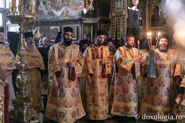 Liturghie la Mănăstirea Vatoped la prăznuirea Sfântului Cuvios Dionisie de la Colciu
