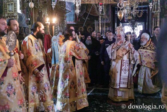 Liturghie la Mănăstirea Vatoped la prăznuirea Sfântului Cuvios Dionisie de la Colciu