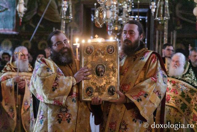 Liturghie la Mănăstirea Vatoped la prăznuirea Sfântului Cuvios Dionisie de la Colciu