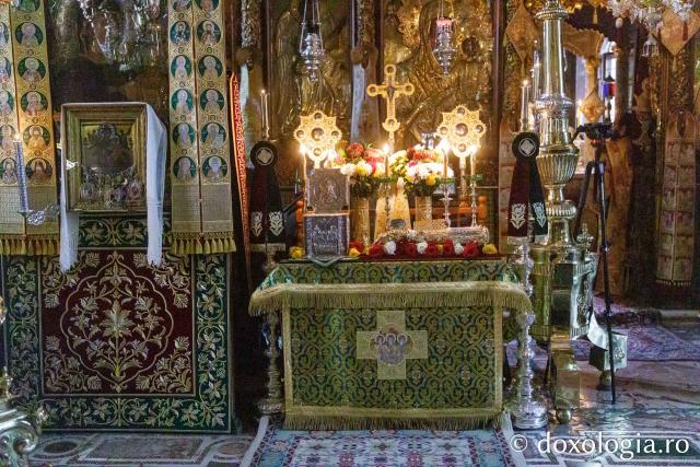 Liturghie la Mănăstirea Vatoped la prăznuirea Sfântului Cuvios Dionisie de la Colciu