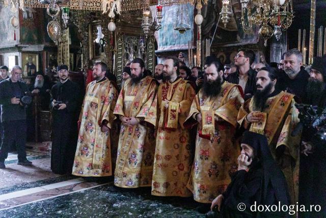 Liturghie la Mănăstirea Vatoped la prăznuirea Sfântului Cuvios Dionisie de la Colciu