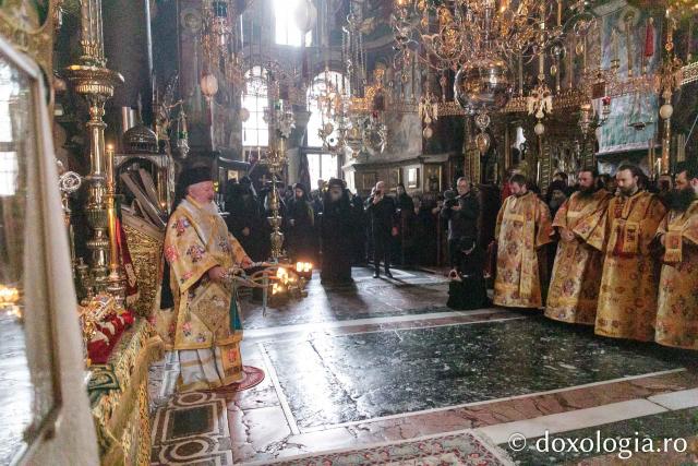Liturghie la Mănăstirea Vatoped la prăznuirea Sfântului Cuvios Dionisie de la Colciu