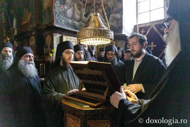 Liturghie la Mănăstirea Vatoped la prăznuirea Sfântului Cuvios Dionisie de la Colciu