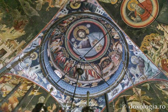 Liturghie la Mănăstirea Vatoped la prăznuirea Sfântului Cuvios Dionisie de la Colciu