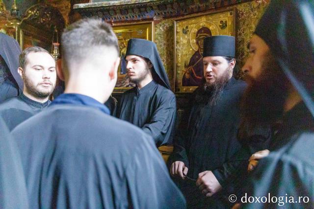 Liturghie la Mănăstirea Vatoped la prăznuirea Sfântului Cuvios Dionisie de la Colciu