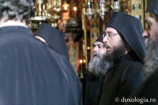 Liturghie la Mănăstirea Vatoped la prăznuirea Sfântului Cuvios Dionisie de la Colciu