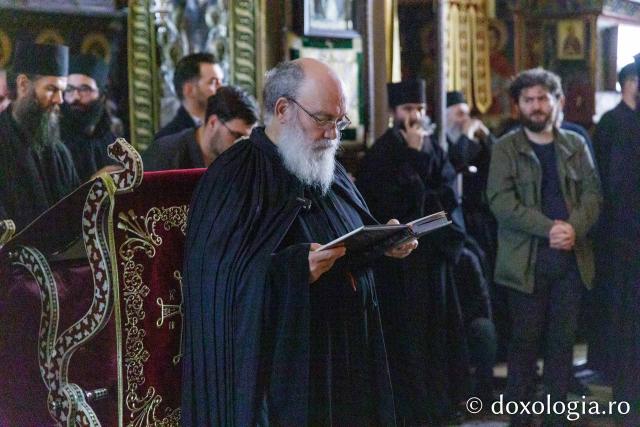 Liturghie la Mănăstirea Vatoped la prăznuirea Sfântului Cuvios Dionisie de la Colciu