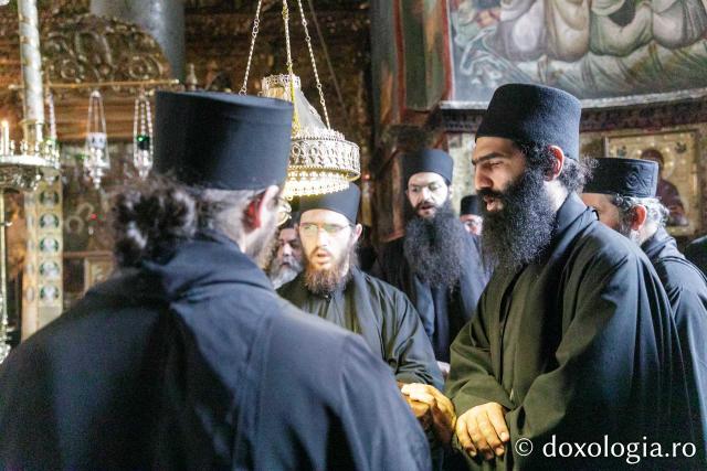 Liturghie la Mănăstirea Vatoped la prăznuirea Sfântului Cuvios Dionisie de la Colciu