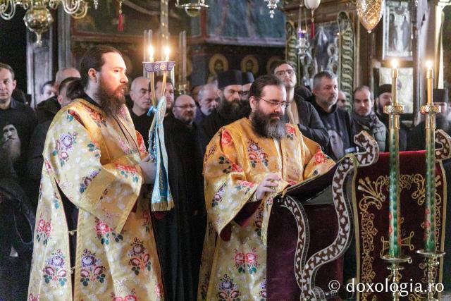 Liturghie la Mănăstirea Vatoped la prăznuirea Sfântului Cuvios Dionisie de la Colciu
