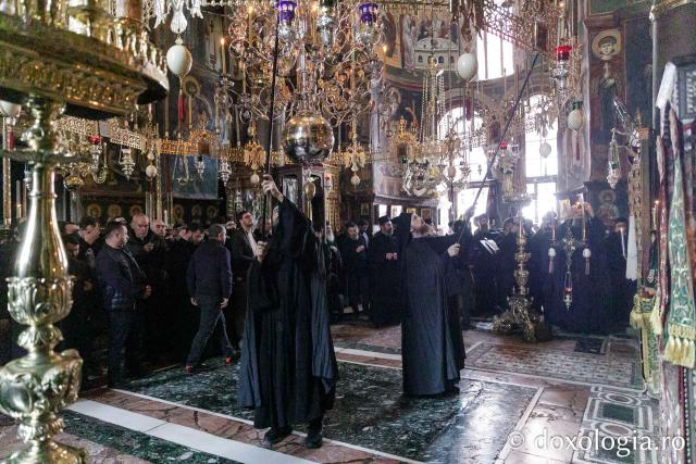 Liturghie la Mănăstirea Vatoped la prăznuirea Sfântului Cuvios Dionisie de la Colciu
