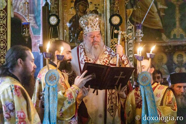 Liturghie la Mănăstirea Vatoped la prăznuirea Sfântului Cuvios Dionisie de la Colciu