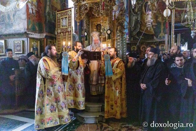 Liturghie la Mănăstirea Vatoped la prăznuirea Sfântului Cuvios Dionisie de la Colciu