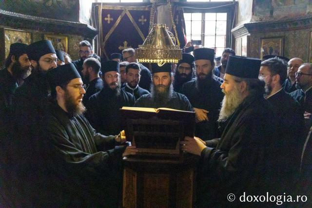 Liturghie la Mănăstirea Vatoped la prăznuirea Sfântului Cuvios Dionisie de la Colciu