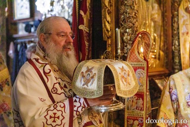 Liturghie la Mănăstirea Vatoped la prăznuirea Sfântului Cuvios Dionisie de la Colciu