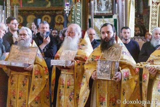 Liturghie la Mănăstirea Vatoped la prăznuirea Sfântului Cuvios Dionisie de la Colciu