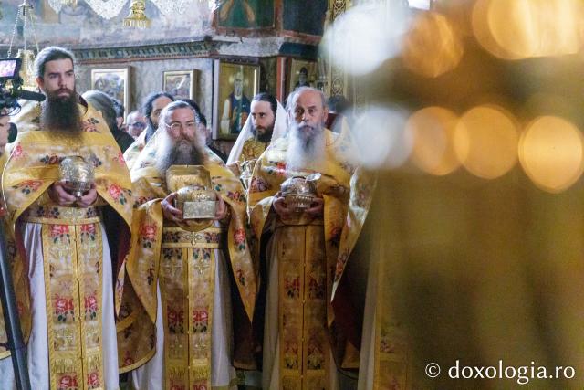 Liturghie la Mănăstirea Vatoped la prăznuirea Sfântului Cuvios Dionisie de la Colciu