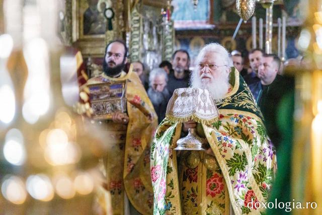 Liturghie la Mănăstirea Vatoped la prăznuirea Sfântului Cuvios Dionisie de la Colciu