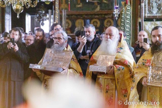 Liturghie la Mănăstirea Vatoped la prăznuirea Sfântului Cuvios Dionisie de la Colciu
