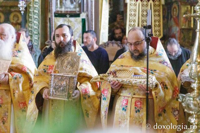Liturghie la Mănăstirea Vatoped la prăznuirea Sfântului Cuvios Dionisie de la Colciu
