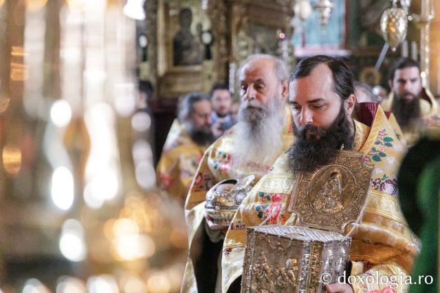 Liturghie la Mănăstirea Vatoped la prăznuirea Sfântului Cuvios Dionisie de la Colciu