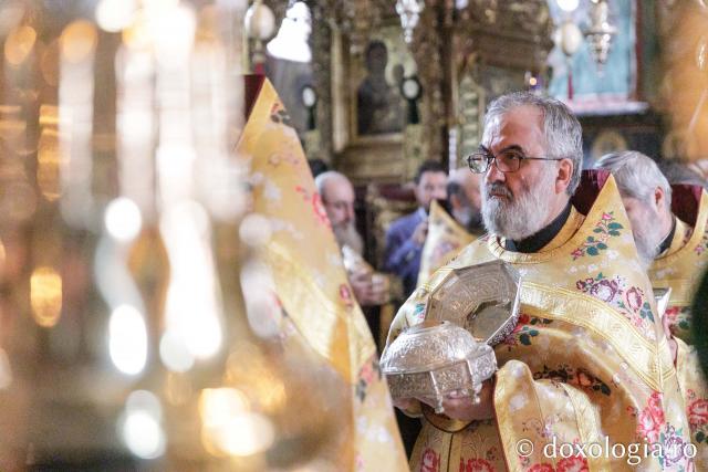Liturghie la Mănăstirea Vatoped la prăznuirea Sfântului Cuvios Dionisie de la Colciu