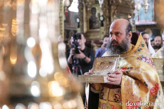Liturghie la Mănăstirea Vatoped la prăznuirea Sfântului Cuvios Dionisie de la Colciu
