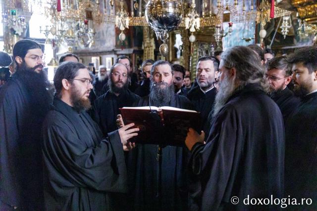 Liturghie la Mănăstirea Vatoped la prăznuirea Sfântului Cuvios Dionisie de la Colciu