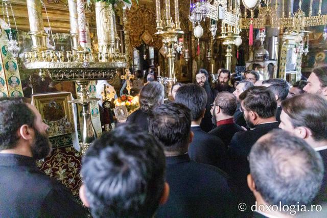 Liturghie la Mănăstirea Vatoped la prăznuirea Sfântului Cuvios Dionisie de la Colciu