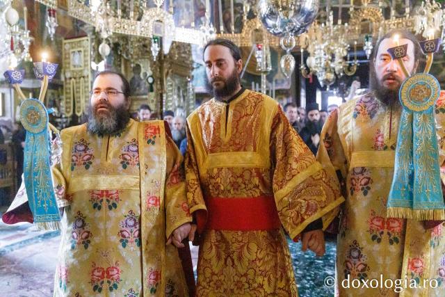 Liturghie la Mănăstirea Vatoped la prăznuirea Sfântului Cuvios Dionisie de la Colciu