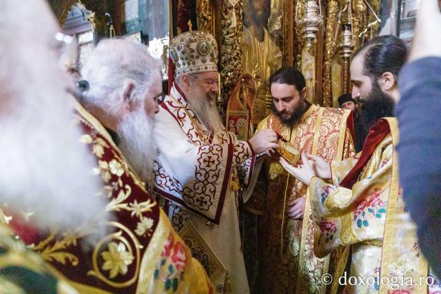 Liturghie la Mănăstirea Vatoped la prăznuirea Sfântului Cuvios Dionisie de la Colciu