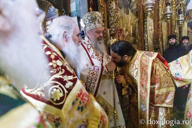 Liturghie la Mănăstirea Vatoped la prăznuirea Sfântului Cuvios Dionisie de la Colciu