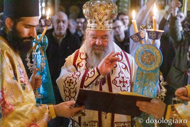 Liturghie la Mănăstirea Vatoped la prăznuirea Sfântului Cuvios Dionisie de la Colciu