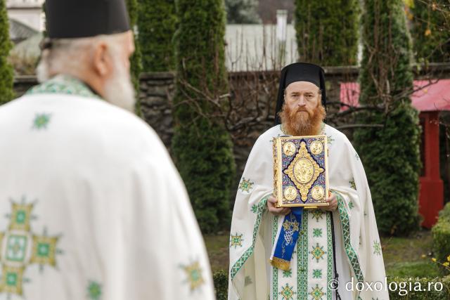 Sfânta Liturghie de la Proclamarea Canonizării Sfântului Cuvios Mucenic Visarion de la LainiciSfânta Liturghie de la Proclamarea Canonizării Sfântului Cuvios Mucenic Visarion de la Lainici