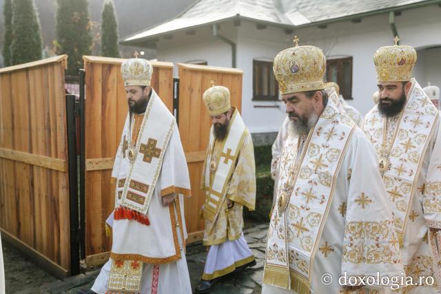 Sfânta Liturghie de la Proclamarea Canonizării Sfântului Cuvios Mucenic Visarion de la LainiciSfânta Liturghie de la Proclamarea Canonizării Sfântului Cuvios Mucenic Visarion de la Lainici