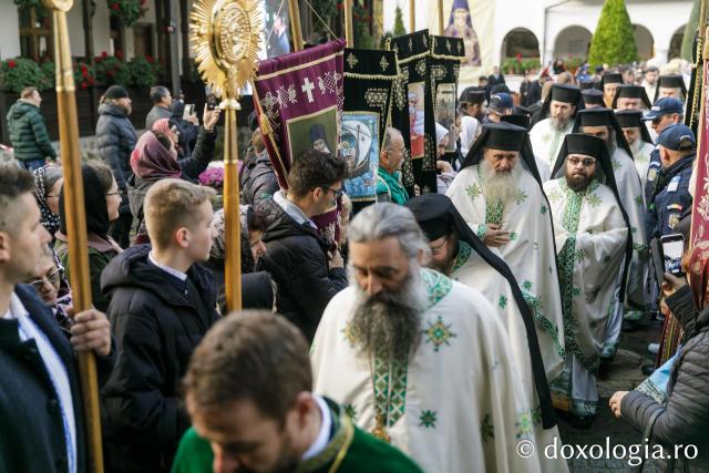 Sfânta Liturghie de la Proclamarea Canonizării Sfântului Cuvios Mucenic Visarion de la LainiciSfânta Liturghie de la Proclamarea Canonizării Sfântului Cuvios Mucenic Visarion de la Lainici