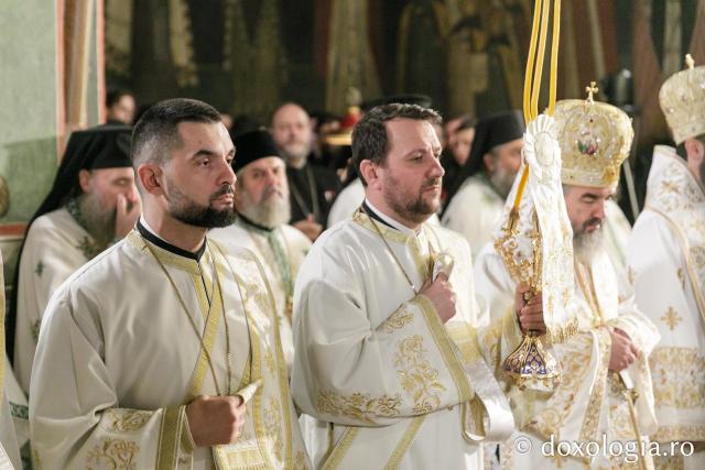 Sfânta Liturghie de la Proclamarea Canonizării Sfântului Cuvios Mucenic Visarion de la LainiciSfânta Liturghie de la Proclamarea Canonizării Sfântului Cuvios Mucenic Visarion de la Lainici