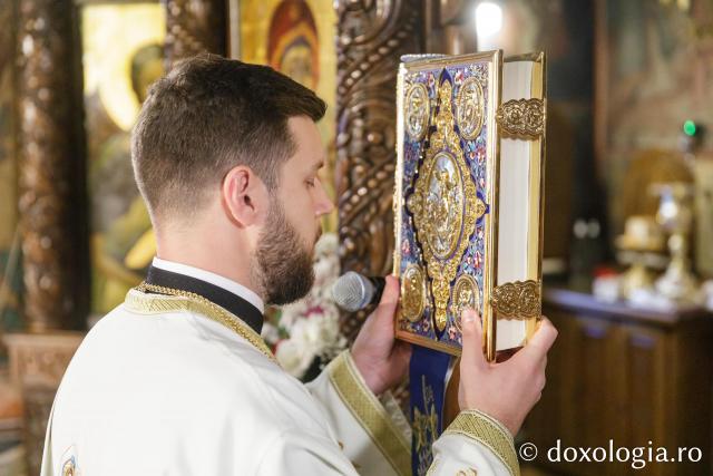 Sfânta Liturghie de la Proclamarea Canonizării Sfântului Cuvios Mucenic Visarion de la LainiciSfânta Liturghie de la Proclamarea Canonizării Sfântului Cuvios Mucenic Visarion de la Lainici